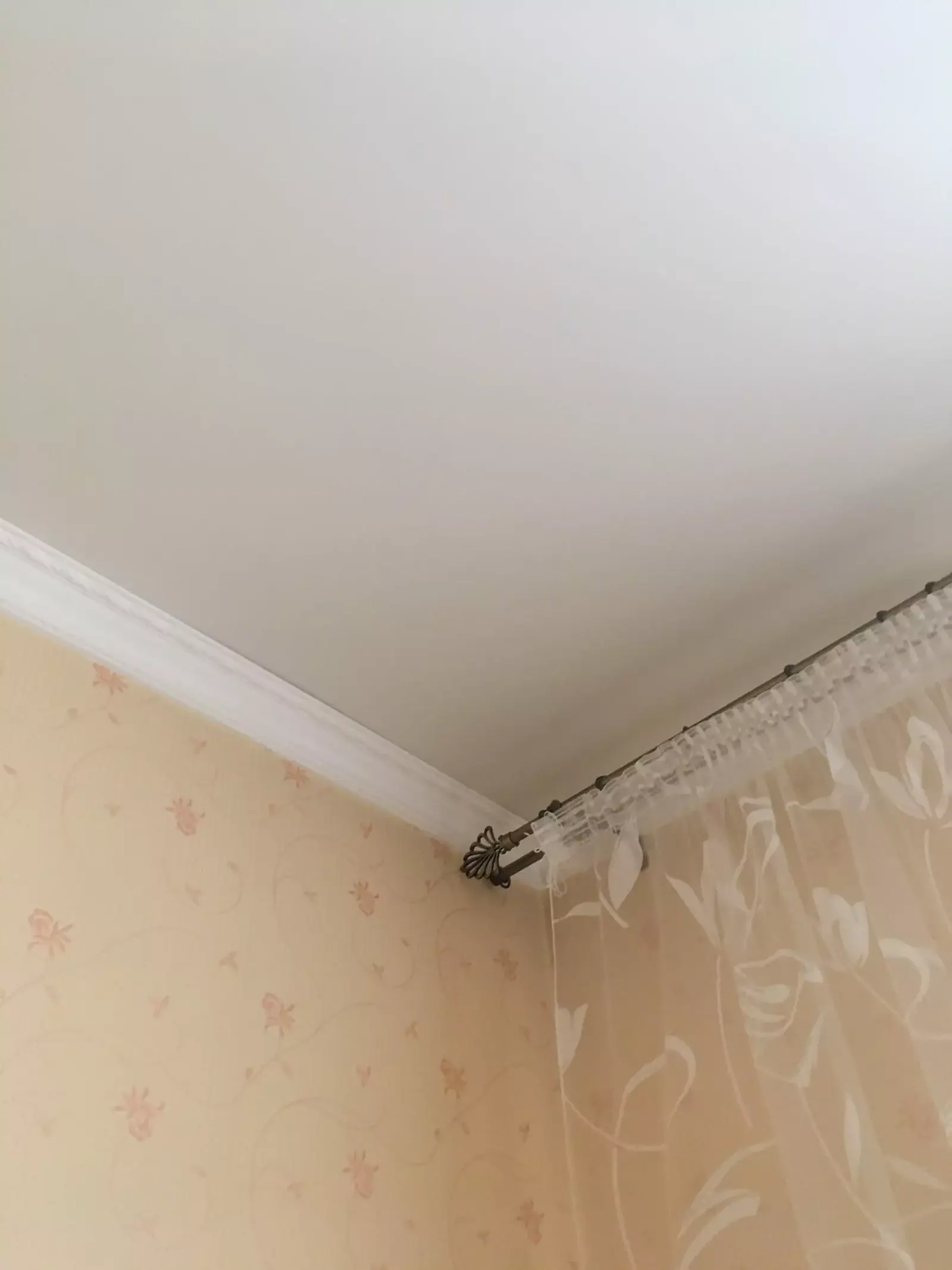 Установка натяжного потолка ПВХ в комнату — Абакан, проспект Дружбы народов, 43, фото 1